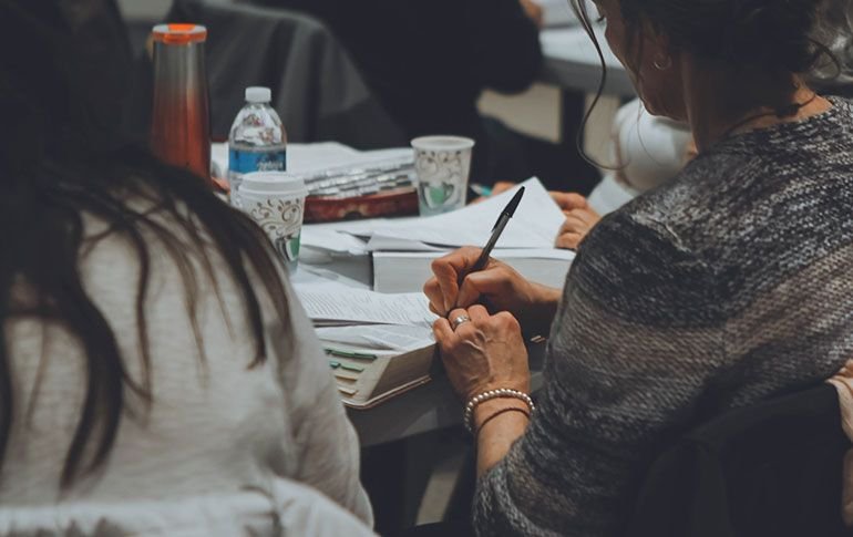 Reasons why you should use a communication  platform alongside an LMS